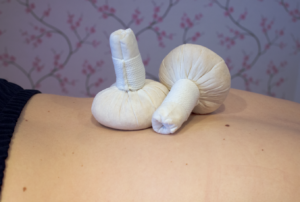 Kokos stempel massage - Ga voor Gezondheid